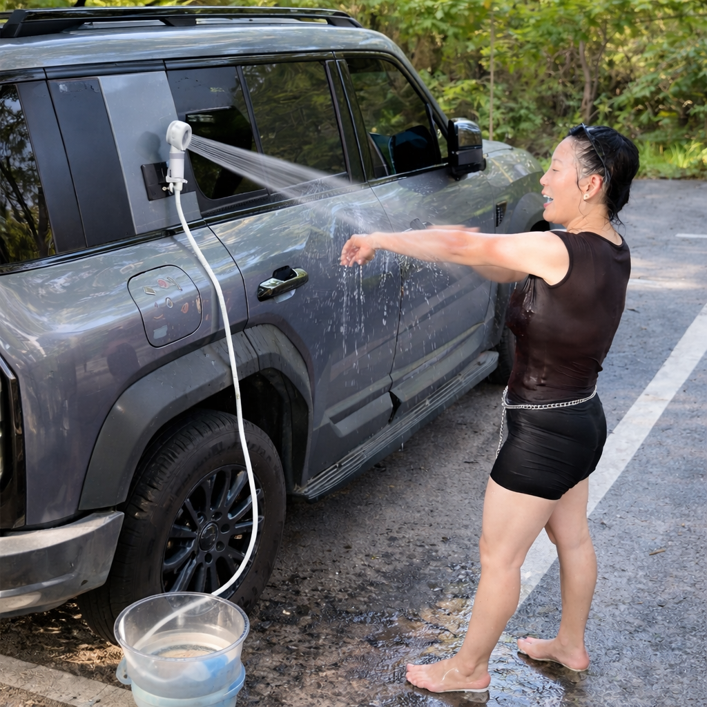 Transportabel vandpumpe og udebruser til camping og friluftsliv