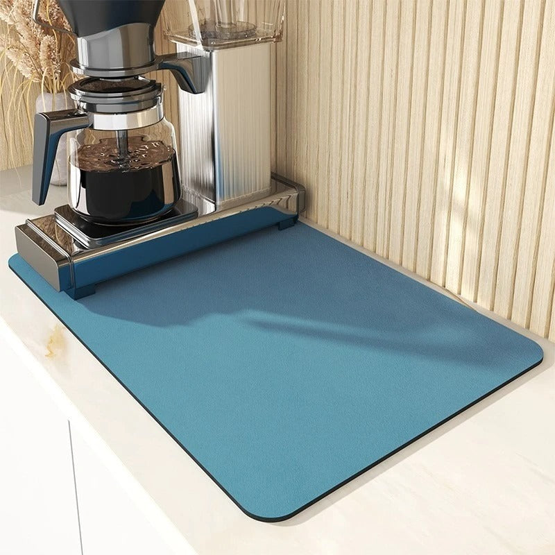 Blå köksmatta under kaffemaskin