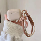 Två skyddsfodral för AirPods med flätade handledsremmar