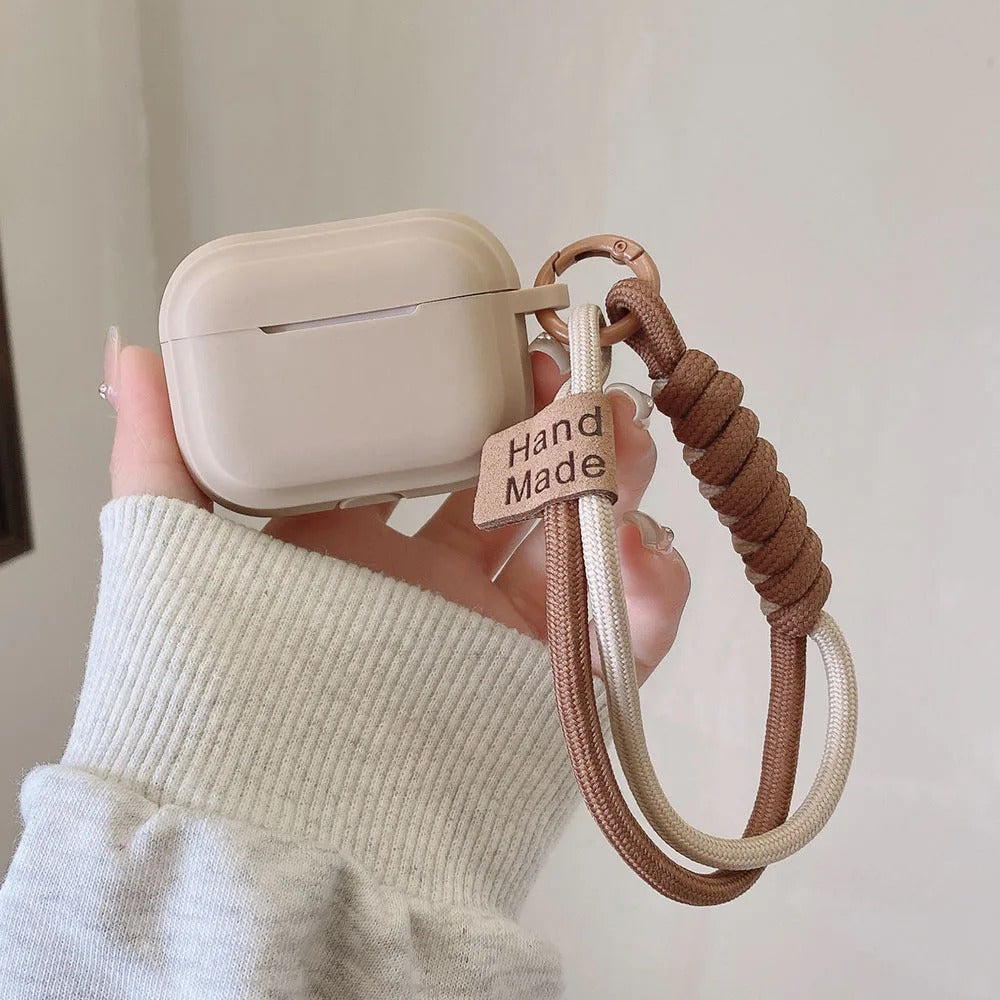 Två skyddsfodral för AirPods med flätade handledsremmar