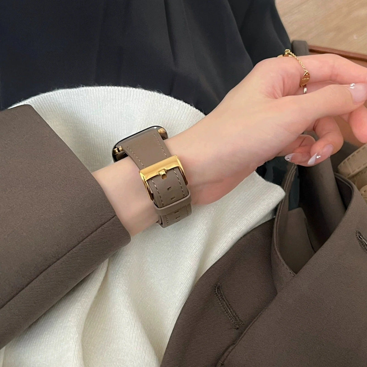 Närbild på spännet på Gold Silver-klockarmbandet