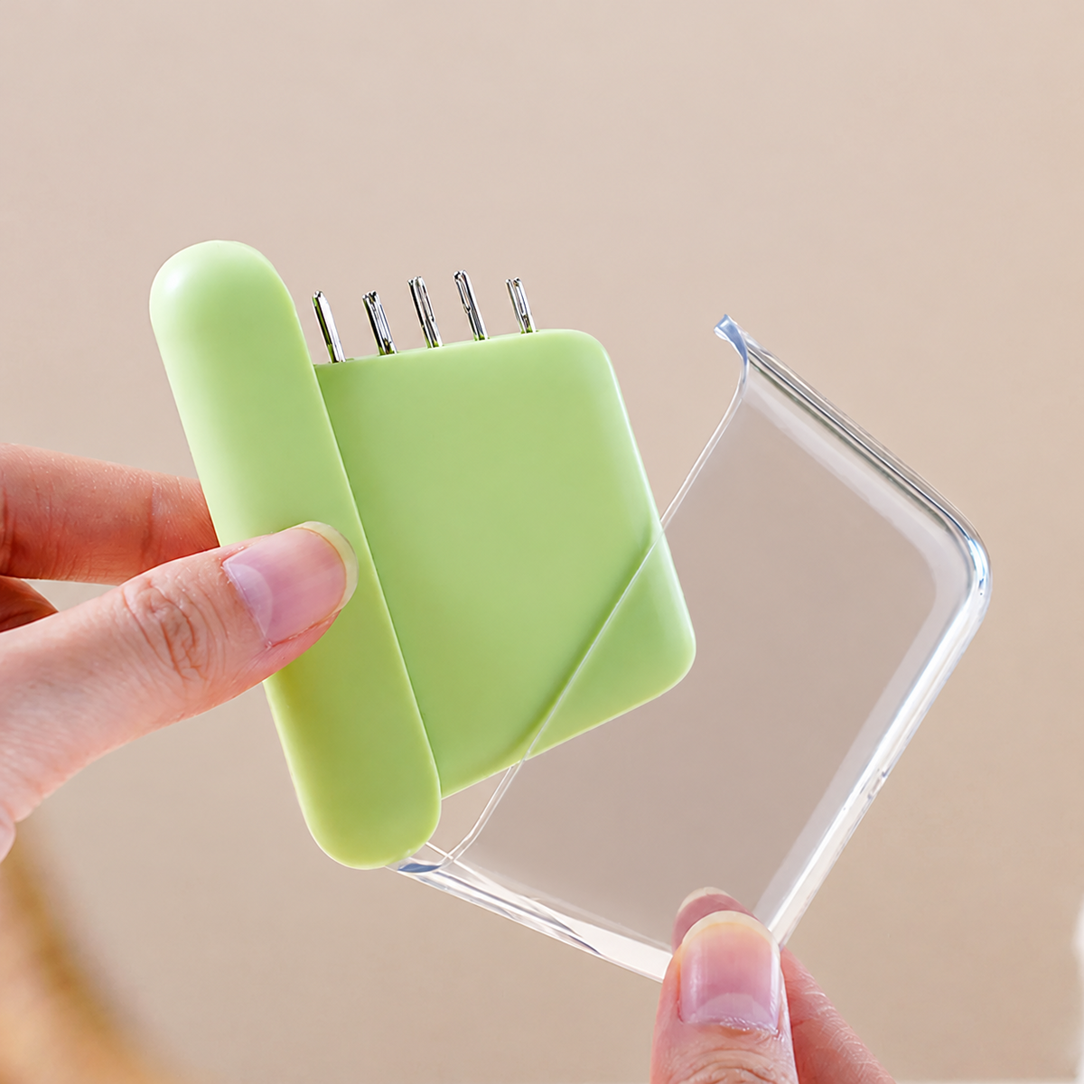 Grönt magnetiskt nåletui med transparent lock