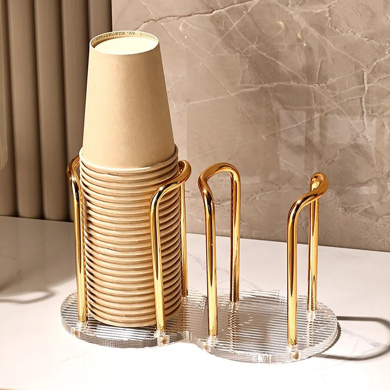 Guldfärgade enkla och dubbla hållare med staplade glas