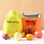 Gul isolerad bananpåse och orange tomatpåse med frukt