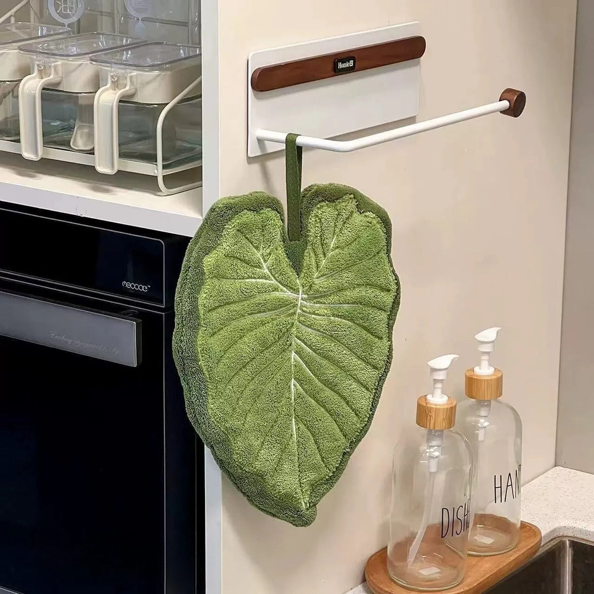 Grön och vit lövformad handduk på krok