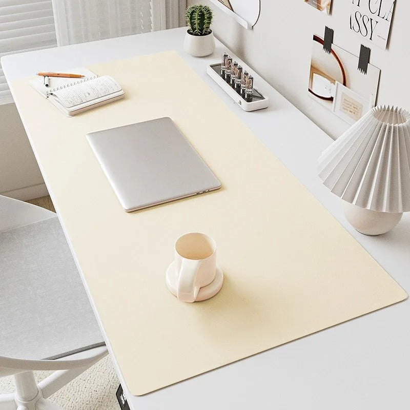 Beige skrivbordsunderlägg på vitt skrivbord