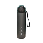 Svart sportflaska 750 ml med dricklock och handledsrem